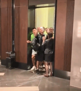 亞冠賽后國安球迷對老將王剛高喊：電梯戰神，王剛牛X